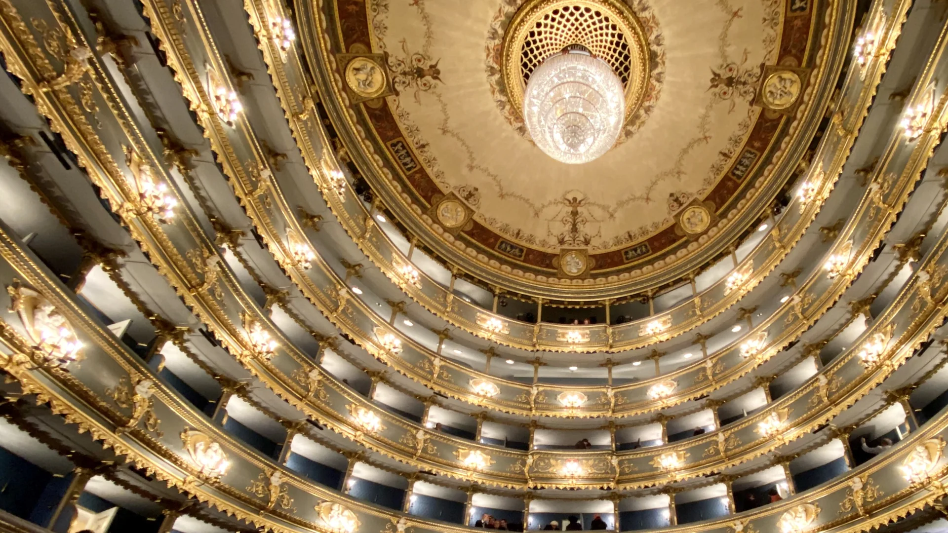 Die vergoldeten Ränge und der Kristallleuchter des Ständetheaters in Prag, wo Mozarts Don Giovanni 1787 seine Uraufführung erlebte